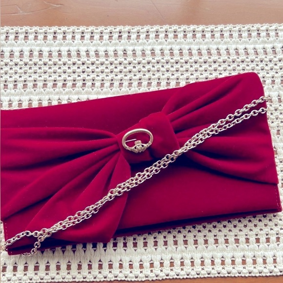 Red Bow Bag Gold Pin Symbolizing Unity Gold Link Chain Vintage - Picture 1 of 9